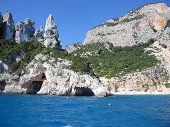 Fehér sziklák és a mediterrán növényzet jellemzi Szardínia e részét